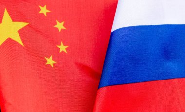 Rus ulusal bayrağının yanında Çin ulusal bayrağının yakın çekimi. Çin ve Rusya ilişkileri kavramı.