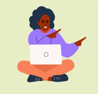 Genç Afrikalı bir kadın dizüstü bilgisayarıyla yerde oturuyor ve 