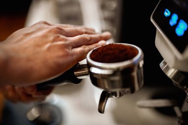 Taze kahve hazırlıyorum. Taze öğütülmüş kahveye yaklaşıyoruz..