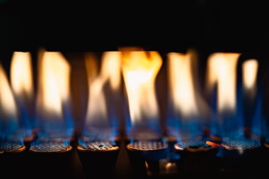 Kahve kızartma makinesinin camında yanan nozüller.