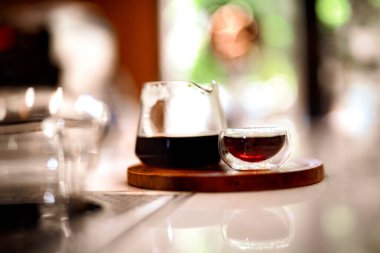 Barista Geyşa kahvesi yapıyor. Kahve tozunun üzerine sıcak su döküyor.