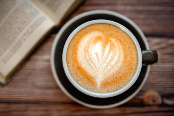 Uma Xícara Café Quente Arte Latte Soja Mesa Madeira Com — Fotografia de Stock