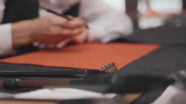 Geleneksel Çin Yeni Yılı için Çince yazı yazmak 