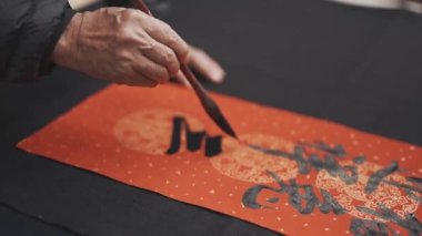 Geleneksel Çin Yeni Yılı için Çince yazı yazmak 