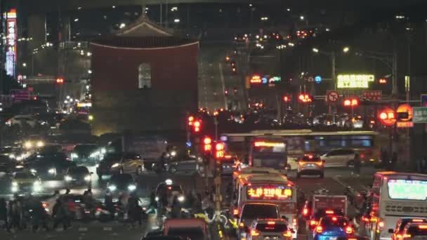 台湾の活気に満ちた首都台北の夜景 歴史的な場所 ノースゲート または チェンゲンゲート の前に忙しい交通の光の跡 — ストック動画