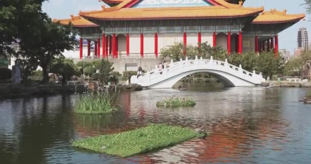 Εθνικό Θέατρο Και Λίμνες Guanghua Στο Μνημειακό Πάρκο Τσιάνγκ Κάι — Αρχείο Βίντεο
