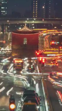 Tayvan 'ın hareketli başkenti Taipei' nin gece şehri, modern binalar ve ofis kuleleri arasında 