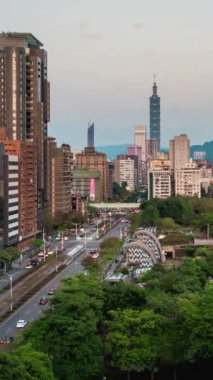 Taipei, Tayvan 'da Central Park' ın gündüz-gece tarifesi