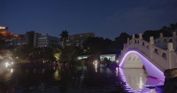 Пруды Гуанхуа Мостом Мемориальном Парке Чианг Шек Cks Тайбэй Тайвань — стоковое видео