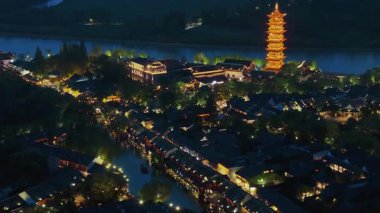 Yavaş çekim: Güzel kelebek çiçeklerin ve gün ışığında otlakların üzerinde uçuyor