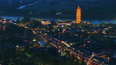 Yavaş çekim: Güzel kelebek çiçeklerin ve gün ışığında otlakların üzerinde uçuyor