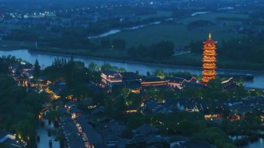 Yavaş çekim: Güzel kelebek çiçeklerin ve gün ışığında otlakların üzerinde uçuyor