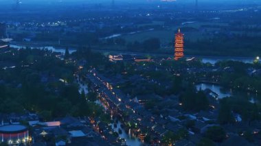 Yavaş çekim: Güzel kelebek çiçeklerin ve gün ışığında otlakların üzerinde uçuyor