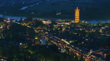 Yavaş çekim: Güzel kelebek çiçeklerin ve gün ışığında otlakların üzerinde uçuyor