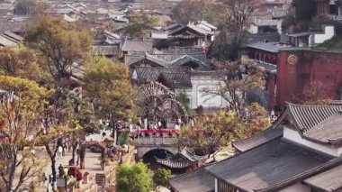 Lijiang 'ı ziyaret eden turistler, eskiden Likiang olarak bilinen Çin' in Yunnan ilinin kuzeybatısında yer alan bir şehirdir. 