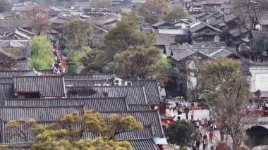 Lijiang 'ı ziyaret eden turistler, eskiden Likiang olarak bilinen Çin' in Yunnan ilinin kuzeybatısında yer alan bir şehirdir. 