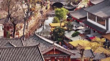 Lijiang 'ı ziyaret eden turistler, eskiden Likiang olarak bilinen Çin' in Yunnan ilinin kuzeybatısında yer alan bir şehirdir. 