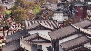 Lijiang 'ı ziyaret eden turistler, eskiden Likiang olarak bilinen Çin' in Yunnan ilinin kuzeybatısında yer alan bir şehirdir. 