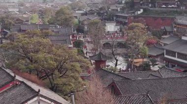 Lijiang 'ı ziyaret eden turistler, eskiden Likiang olarak bilinen Çin' in Yunnan ilinin kuzeybatısında yer alan bir şehirdir. 