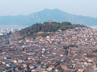 Küçük binaları olan eski Dali kasabasının havadan görünüşü 