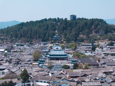 Küçük binaları olan eski Dali kasabasının havadan görünüşü 