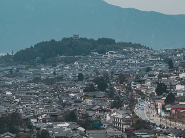 Dali Kasabası ve dağların manzarası  