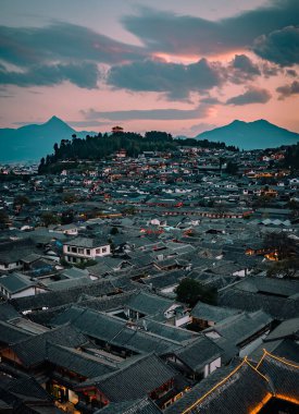 Geleneksel binaları olan Dali Eski Kasabası. Gün batımında çekilen resim 