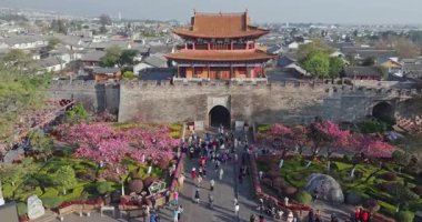 Dali eski kasaba mimarisi. Evlerin ve tapınakların havadan çekimleri 