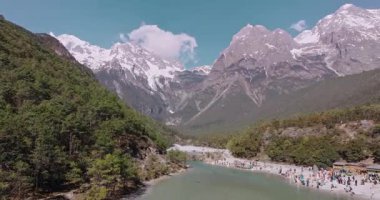 Yeşim Ejder Kar Dağı, Lijiang Gölü, Yunnan, Çin