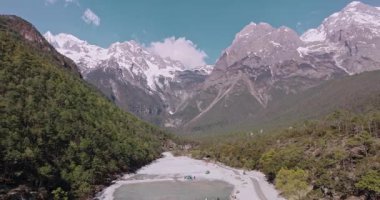 seyahat videosu çekimi. Jade Dragon Karlı Dağı, Lijiang Gölü, Yunnan ili, Çin