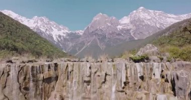 seyahat videosu çekimi. Jade Dragon Karlı Dağı, Lijiang Gölü, Yunnan ili, Çin
