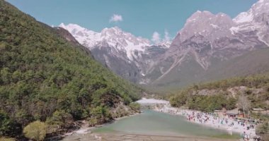 Yeşim Ejder Dağı ve Lijiang Gölü, Yunnan, Çin.