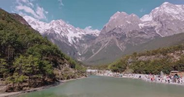 Yeşim Ejder Dağı ve Lijiang Gölü, Yunnan, Çin.