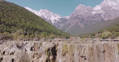 seyahat videosu çekimi. Jade Dragon dağlarında nehir manzarası 