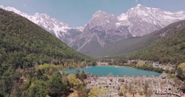 Çin 'in Yunnan şehrinde Jade Dragon Kar Dağı ve Lijiang Gölü' nde video çekimi..