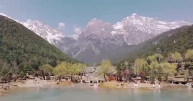 Yeşim Ejder Kar Dağı, Lijiang Gölü, Yunnan, Çin