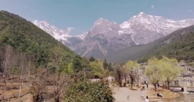 Jade Dragon Kar Dağı ve Lijiang Gölü 'nde video çekimi. 