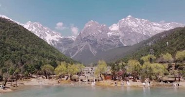 Yeşim Ejder Dağı ve Lijiang Gölü, Yunnan, Çin.