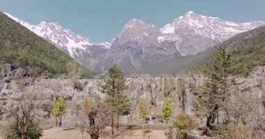 Jade Dragon Kar Dağı ve Lijiang Gölü 'nde video çekimi. 