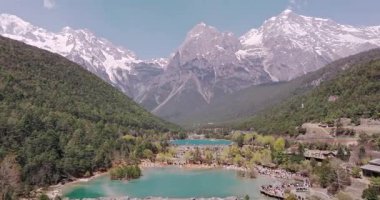 Jade Dragon Kar Dağı ve Lijiang Gölü 'nde video çekimi. 