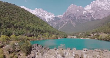 seyahat videosu çekimi. Jade Dragon dağlarında nehir manzarası 