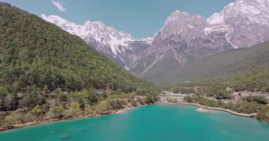 seyahat videosu çekimi. Jade Dragon dağlarında nehir manzarası 
