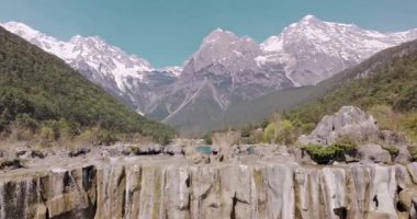 seyahat videosu çekimi. Jade Dragon dağlarında nehir manzarası 