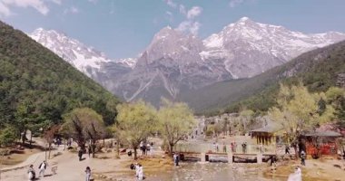 Yeşim Ejder Dağı ve Lijiang Gölü, Yunnan, Çin.