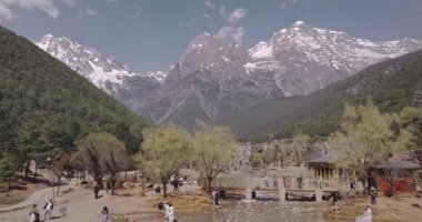 seyahat videosu çekimi. Jade Dragon Karlı Dağı, Lijiang Gölü, Yunnan ili, Çin