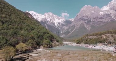 Yeşim Ejder Kar Dağı, Lijiang Gölü, Yunnan, Çin