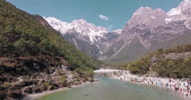seyahat videosu çekimi. Jade Dragon Karlı Dağı, Lijiang Gölü, Yunnan ili, Çin
