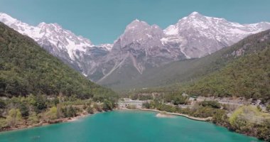 Jade Dragon Kar Dağı ve Lijiang Gölü 'nde video çekimi. 