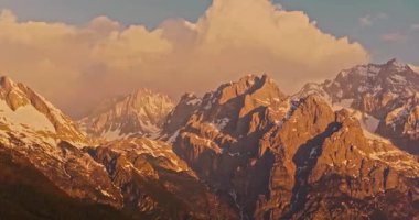 Gün batımında Yeşim Ejder Dağları 