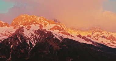 Gün batımında Yeşim Ejder Dağları 